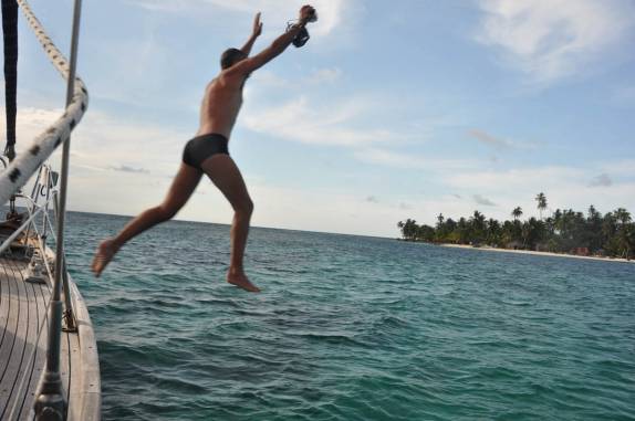 O 'ritual' de entrada no mar durante nossa estadia nas ilhas de San Blás, na costa do Panamá